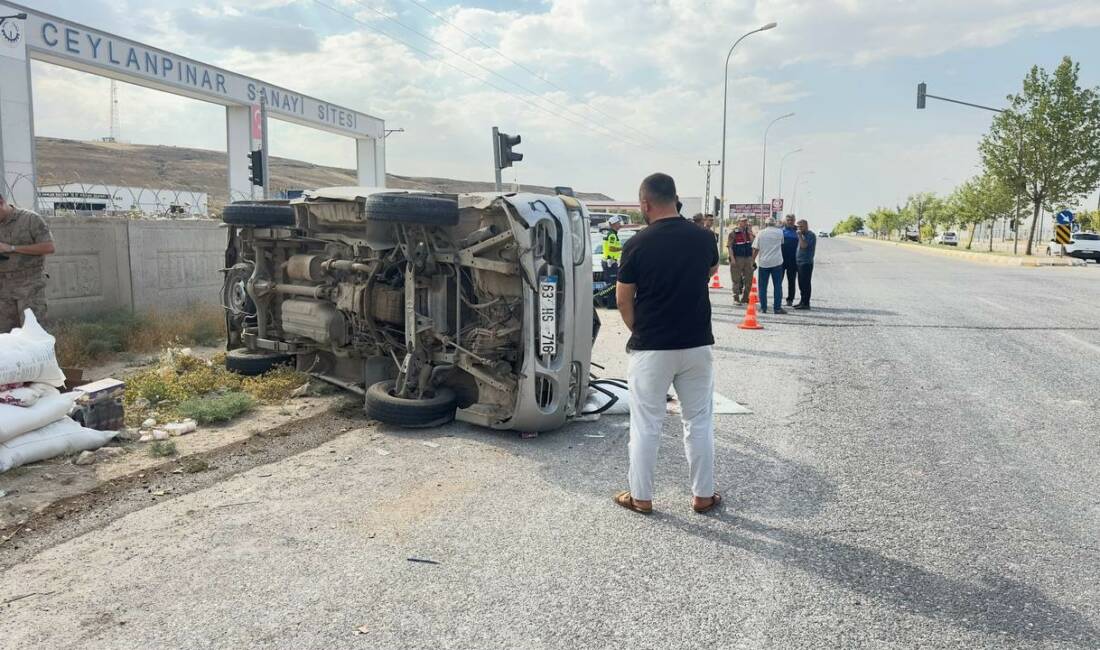 Şanlıurfa’nın Ceylanpınar ilçesinde kamyonetin devrilmesi sonucu 2 kişi yaralandı.
