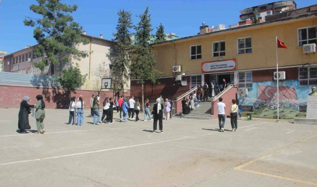 Şanlıurfa’da YKS’nin ilk oturumu TYT, yoğun katılımla başladı. Kimlik kontrollerinin