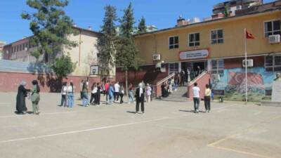 Şanlıurfa’da YKS’nin ilk oturumu TYT, yoğun katılımla başladı. Kimlik kontrollerinin