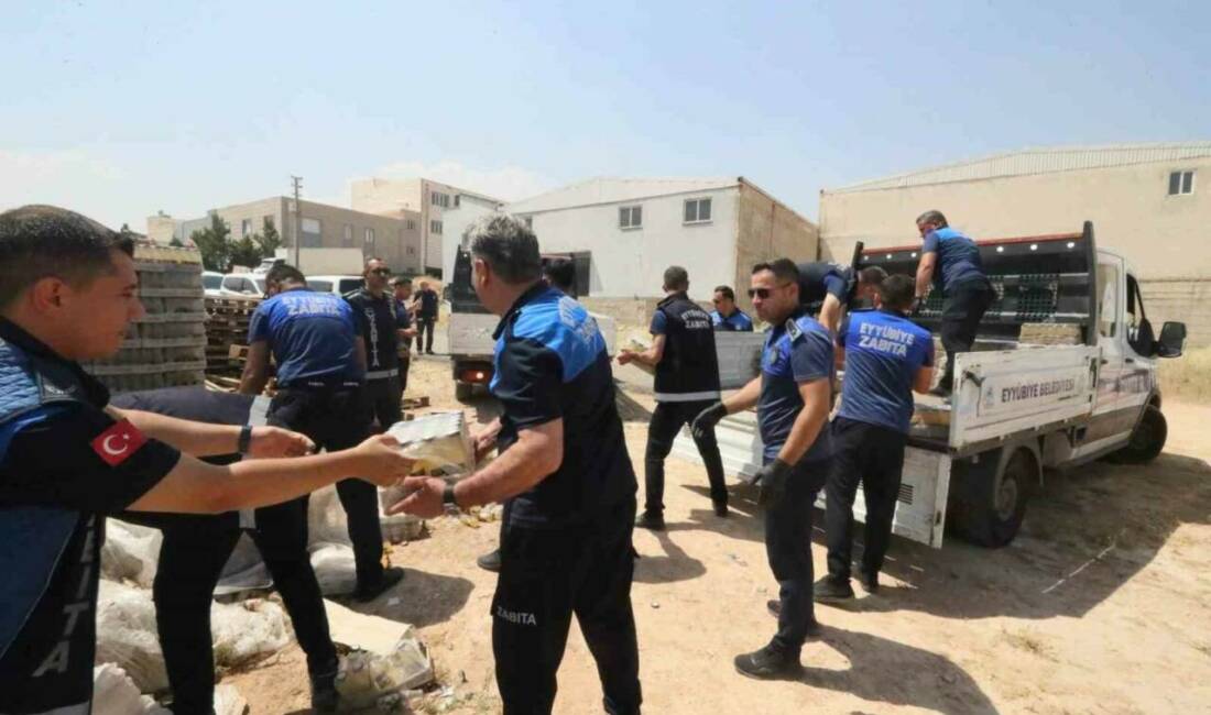 Şanlıurfa’da son kullanım tarihi geçmiş binlerce ürün imha edildi Şanlıurfa’da, Eyyübiye Belediyesi Zabıta Müdürlüğü ekiplerinin gıda toptancısı denetimlerinde ele