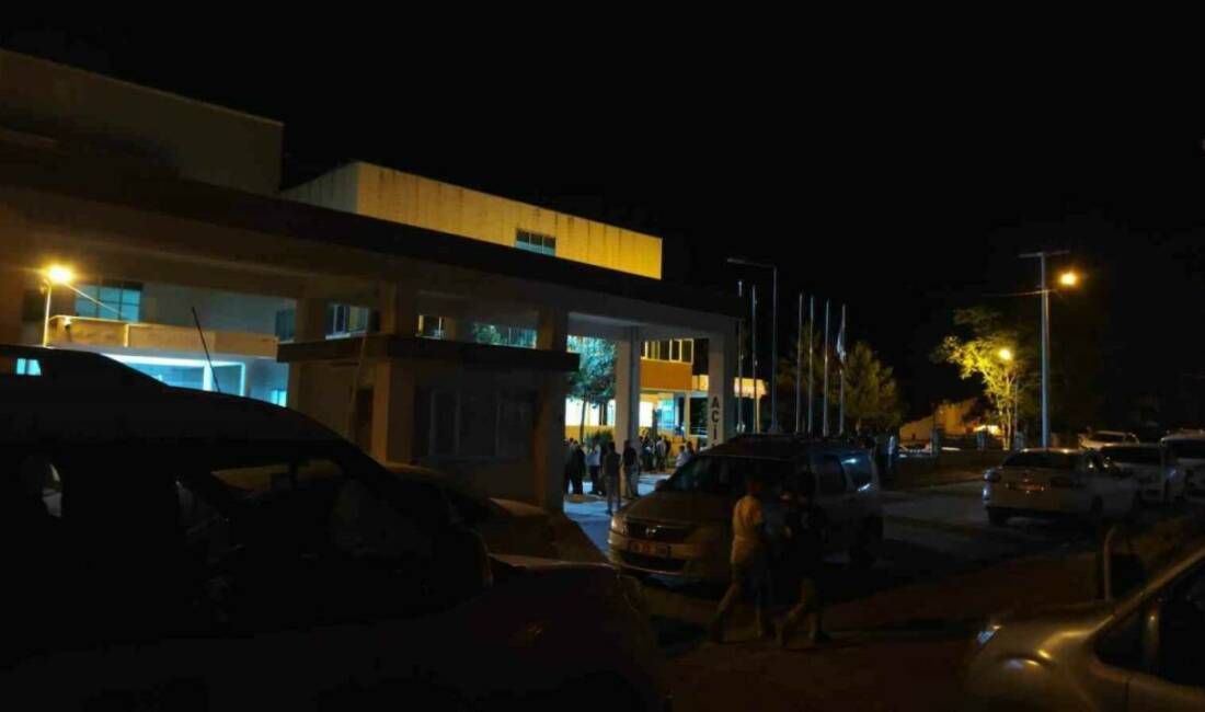 Diyarbakır’ın Çınar ilçesinde bir kişi, hasat edilen buğday paylaşımı sırasında