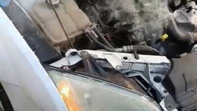 Adıyaman’ın Kahta ilçesinde bir otomobil seyir halinde olduğu esnada alev