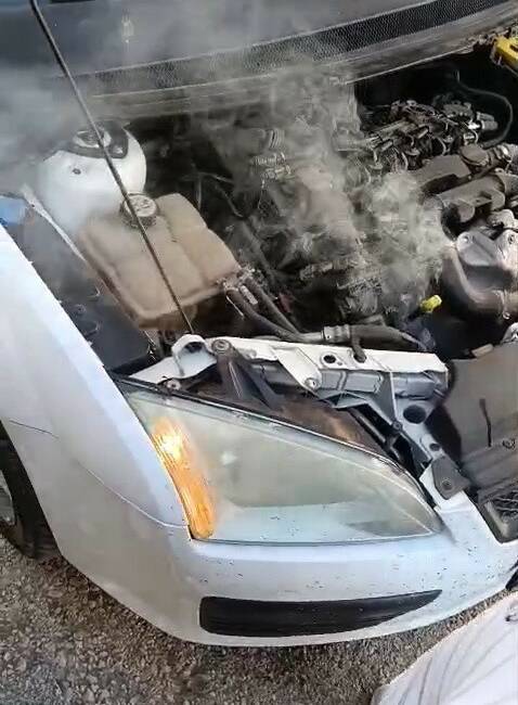 Adıyaman’ın Kahta ilçesinde bir otomobil seyir halinde olduğu esnada alev