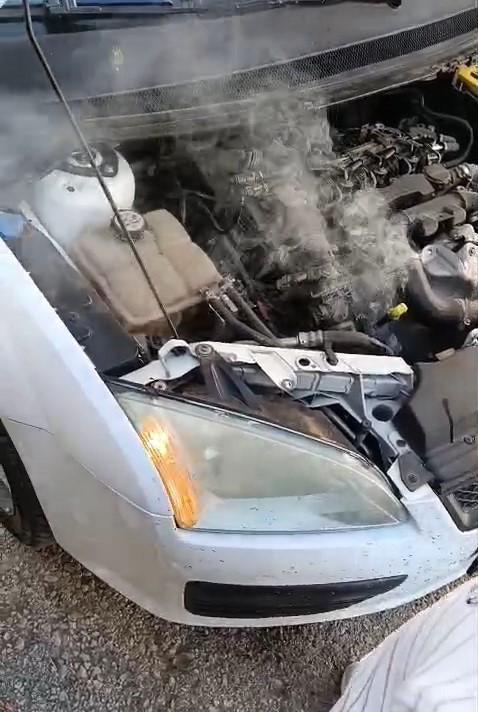 Adıyaman’ın Kahta ilçesinde bir otomobil seyir halinde olduğu esnada alev