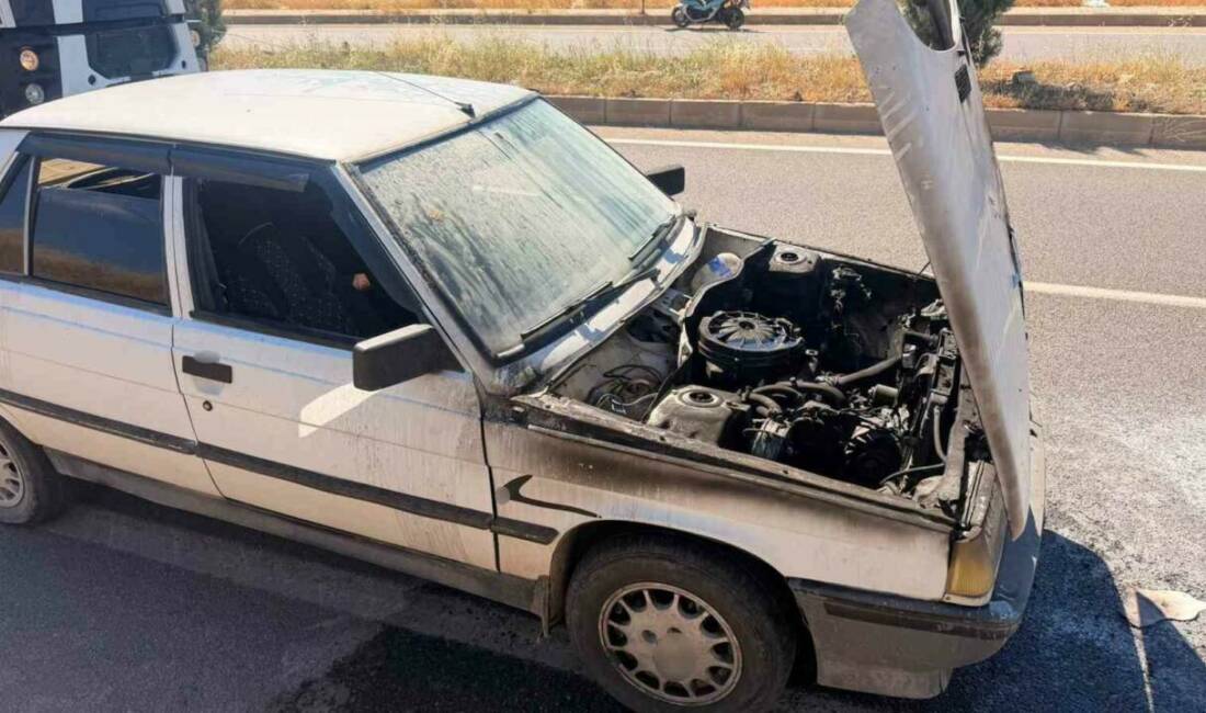 Adıyaman’ın Kahta ilçesinde seyir halindeyken alev alan otomobil alev alarak