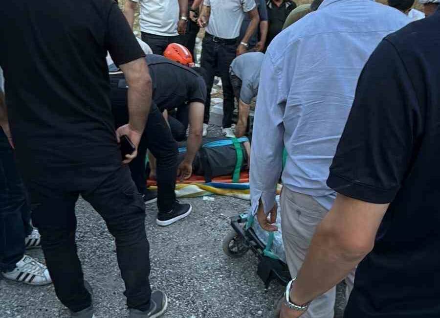 Siirt-Eruh karayolunda kontrolden çıkan tırın devrildiği kazada sürücü ağır yaralandı.