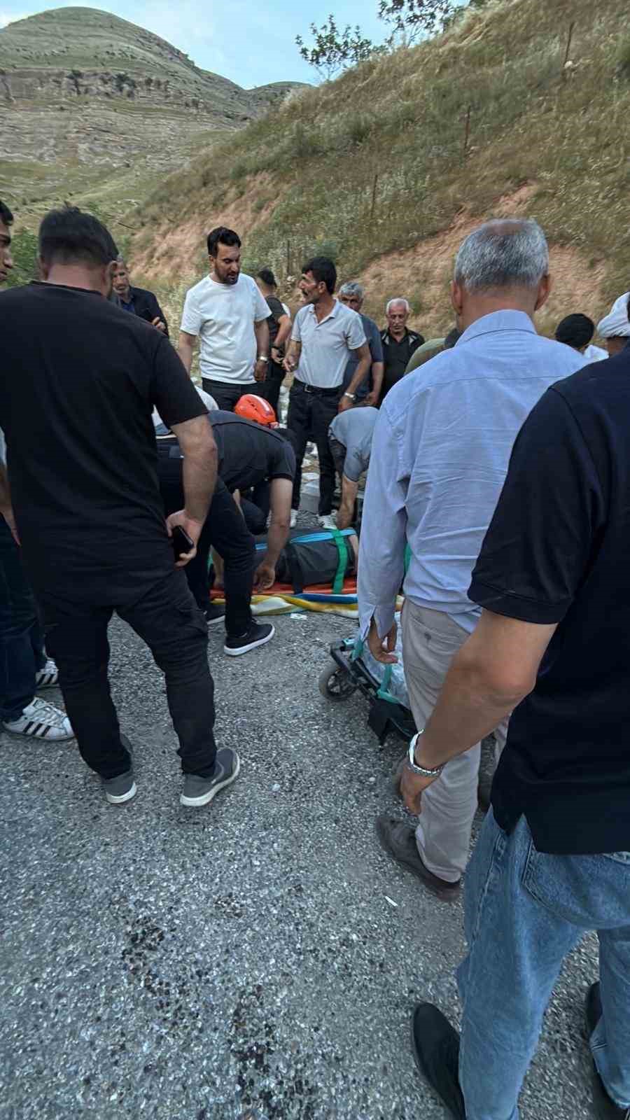 Siirt-Eruh karayolunda kontrolden çıkan tırın devrildiği kazada sürücü ağır yaralandı.