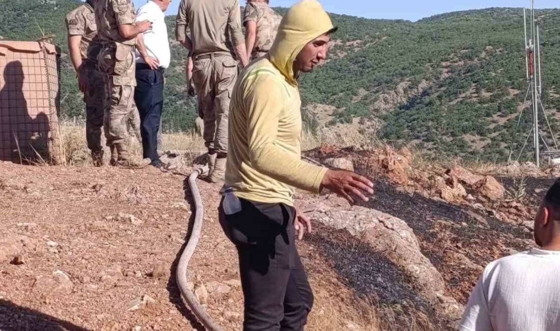 Siirt’te çıkan yangın ekiplerin müdahalesiyle söndürüldü Siirt’in Baykan ilçesine bağlı Çukurca köyü yakınlarında çıkan yangın, ekiplerin