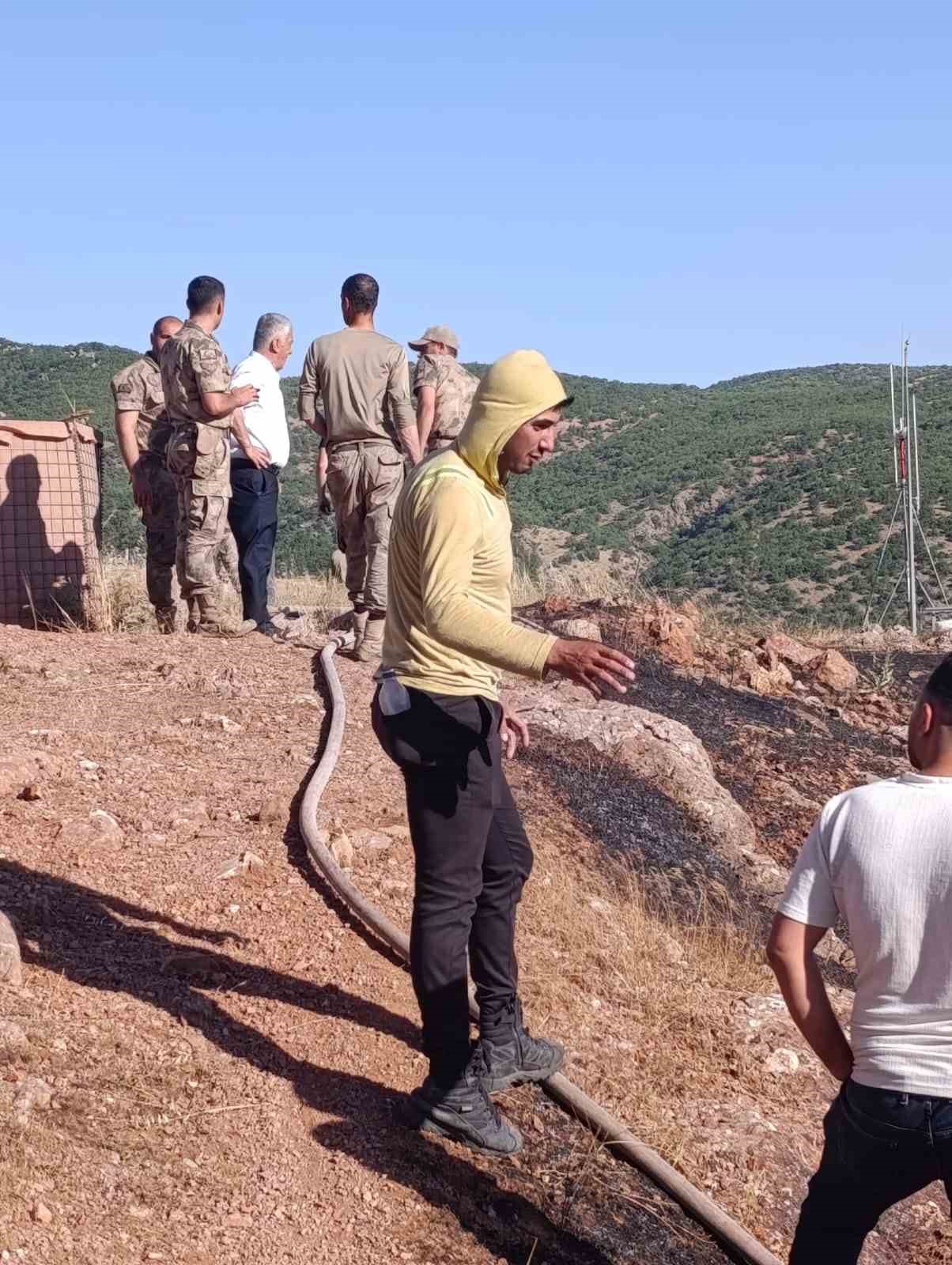 Siirt’in Baykan ilçesine bağlı Çukurca köyü yakınlarında çıkan yangın, ekiplerin