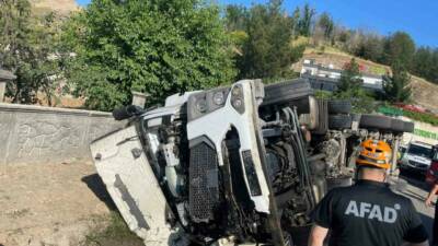 Siirt'te tır ile otomobilin çarpışması sonucu meydana gelen kazada 1'i