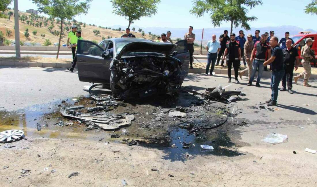 Şırnak’ta iki otomobilin kafa kafaya çarpıştığı trafik kazasında ağır yaralanan