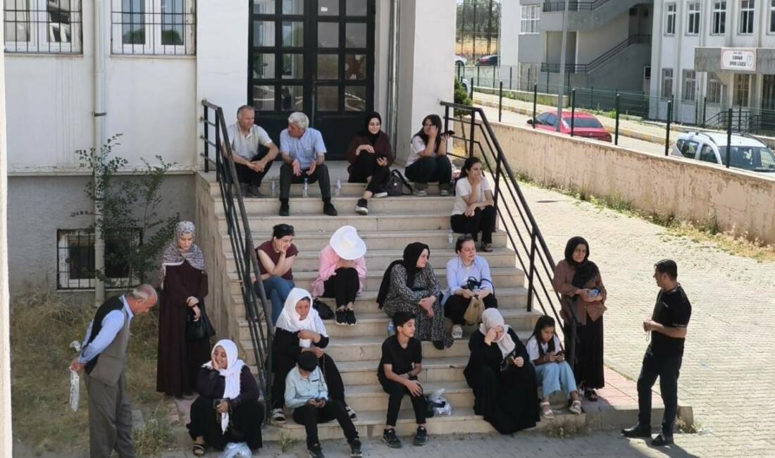 Şırnak’ta, Yükseköğretim Kurumları Sınavının (YKS) ilk oturumu öncesinde adaylar sınav