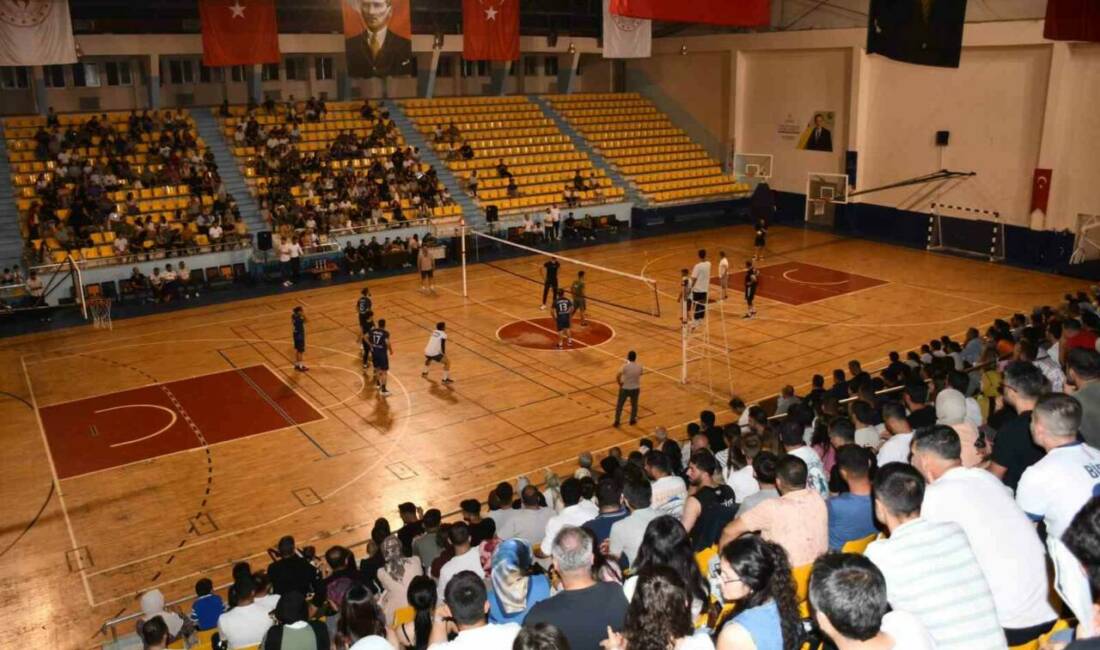 Belediye tarafından düzenlenen Milli Eğitim Müdürlüğü öncülüğünde öğretmenler arası voleybol
