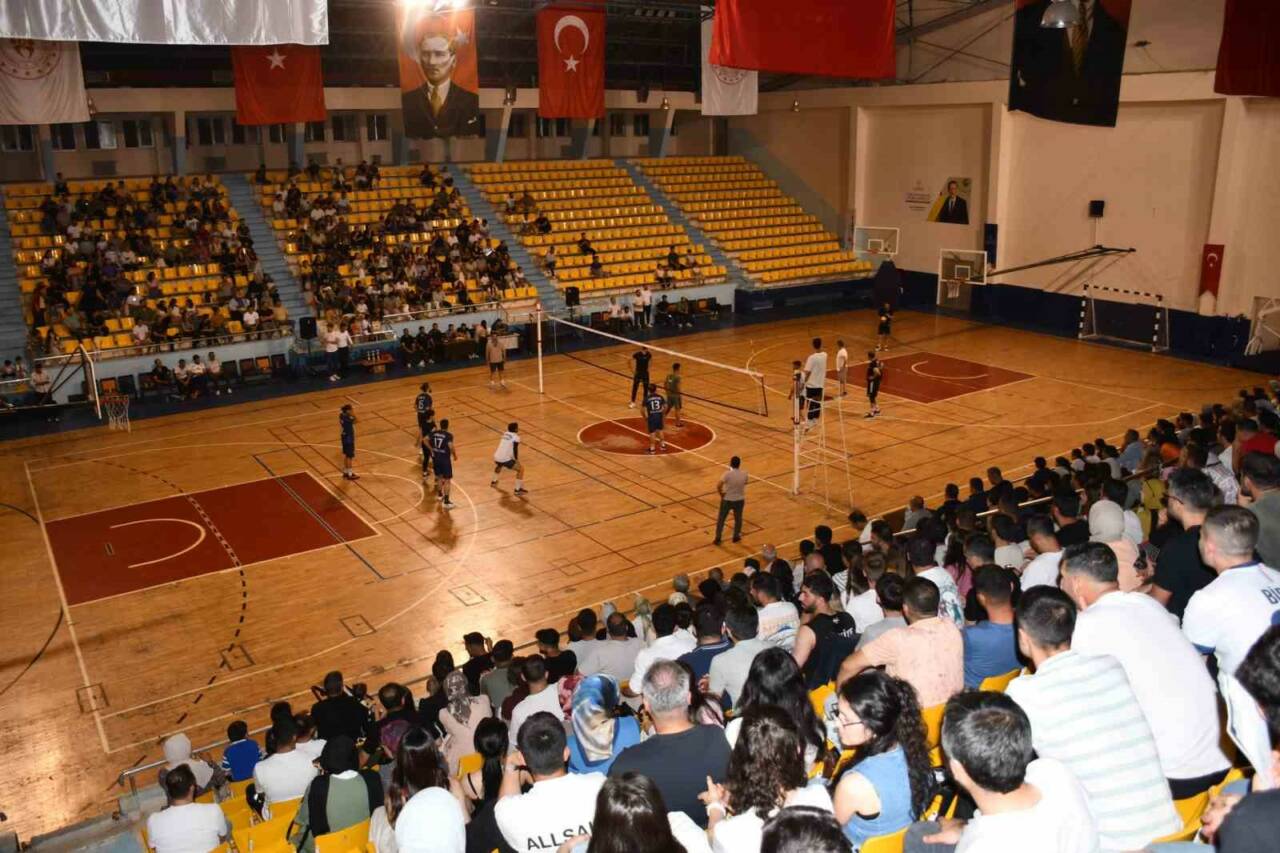 Belediye tarafından düzenlenen Milli Eğitim Müdürlüğü öncülüğünde öğretmenler arası voleybol
