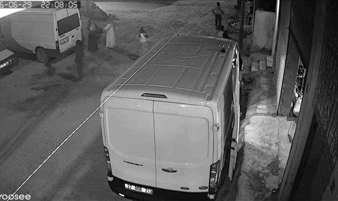 Şanlıurfa’nın Suruç ilçesinde 2 çocuğun yaralandığı patlama anı güvenlik kamerasına