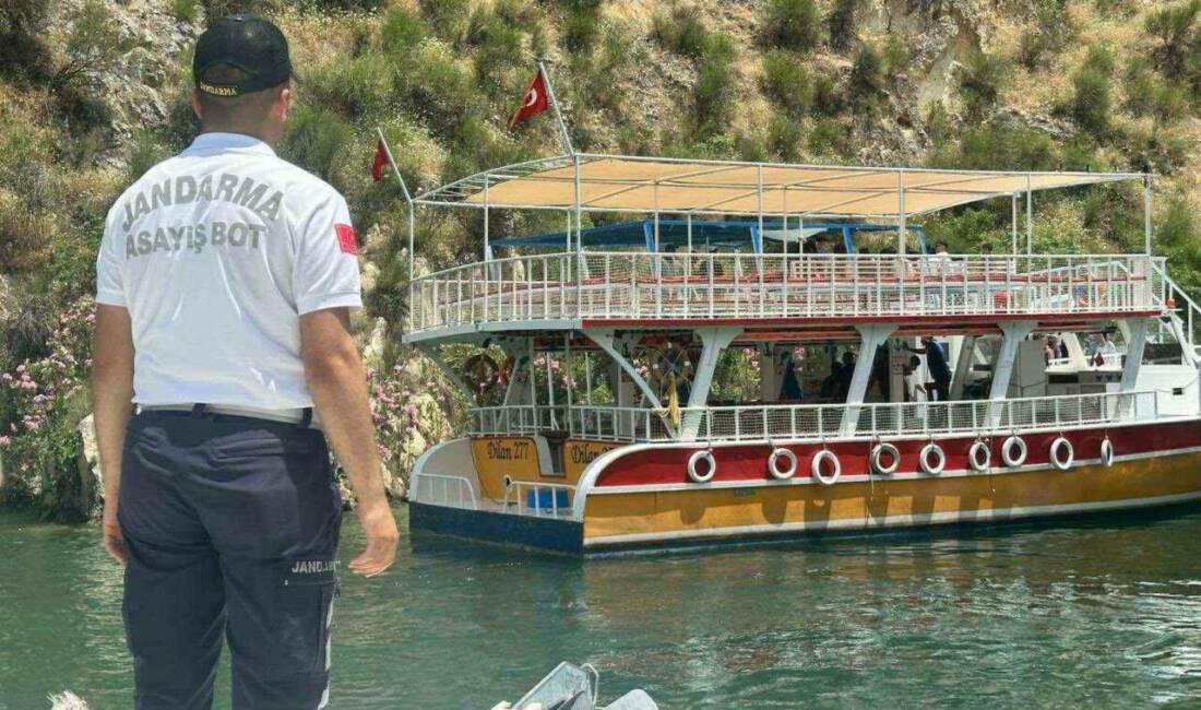 Şanlıurfa’nın Halfeti ilçesinde kontrolden çıkarak sürüklenen gezi teknesindeki turistleri jandarma
