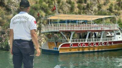 Şanlıurfa’nın Halfeti ilçesinde kontrolden çıkarak sürüklenen gezi teknesindeki turistleri jandarma