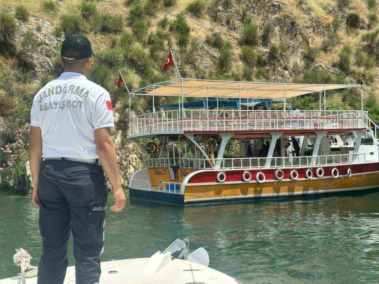 Şanlıurfa’nın Halfeti ilçesinde kontrolden çıkarak sürüklenen gezi teknesindeki turistleri jandarma