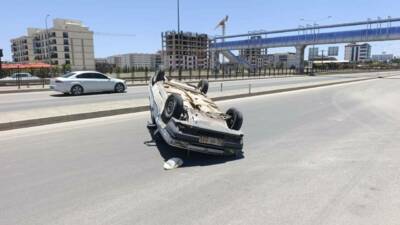 Adıyaman’da refüje çarparak takla atan otomobilin sürücüsü yaralandı.