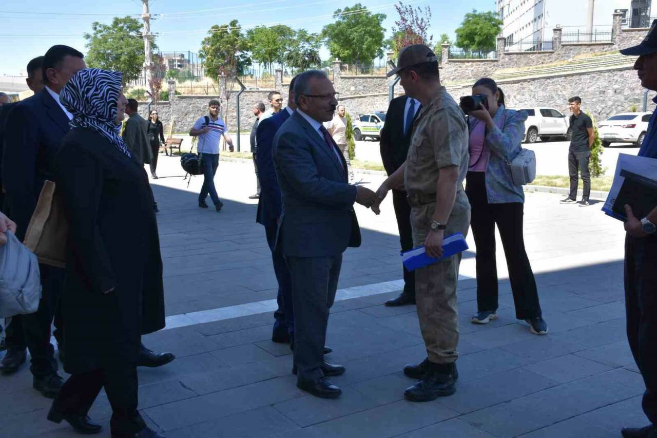 Şanlıurfa’nın Siverek ilçesi ile Kahramanmaraş’ta meydana gelen okul saldırılarının ardından