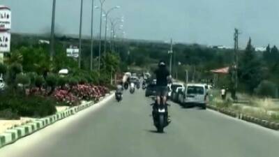 Kilis’te trafikte seyir halindeyken ayağa kalkarak akrobatik hareketler yapan motosiklet