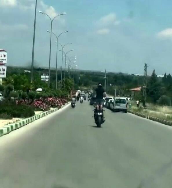 Kilis’te trafikte seyir halindeyken ayağa kalkarak akrobatik hareketler yapan motosiklet