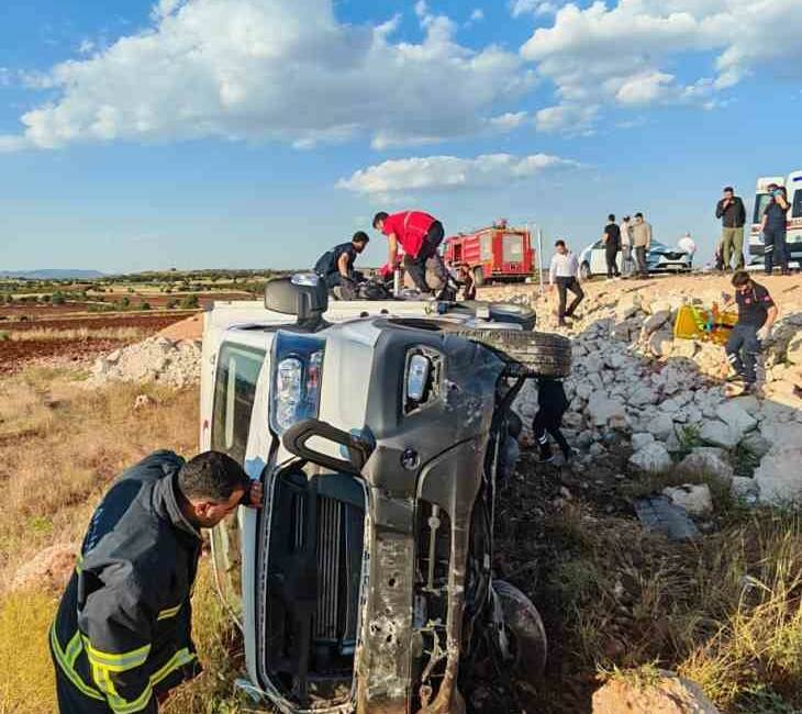 Mardin'in Ömerli ilçesinde Türk Kızılay'a ait kamyonetin şarampole yuvarlanması sonucu