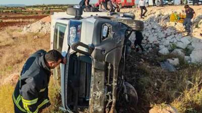 Mardin'in Ömerli ilçesinde Türk Kızılay'a ait kamyonetin şarampole yuvarlanması sonucu