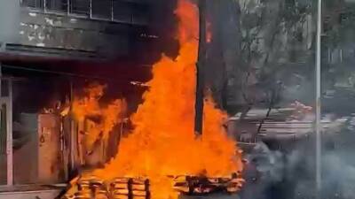 Adıyaman’da bir binanın önünde çıkan yangında 5 kişi dumandan etkilendi.