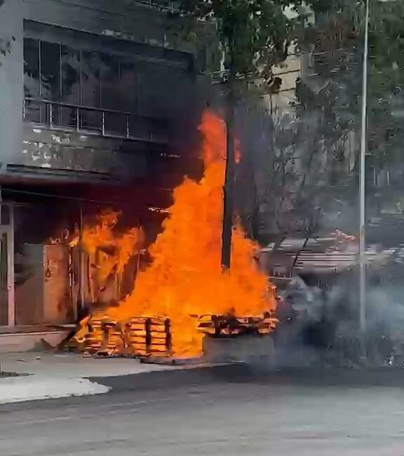 Adıyaman’da bir binanın önünde çıkan yangında 5 kişi dumandan etkilendi.