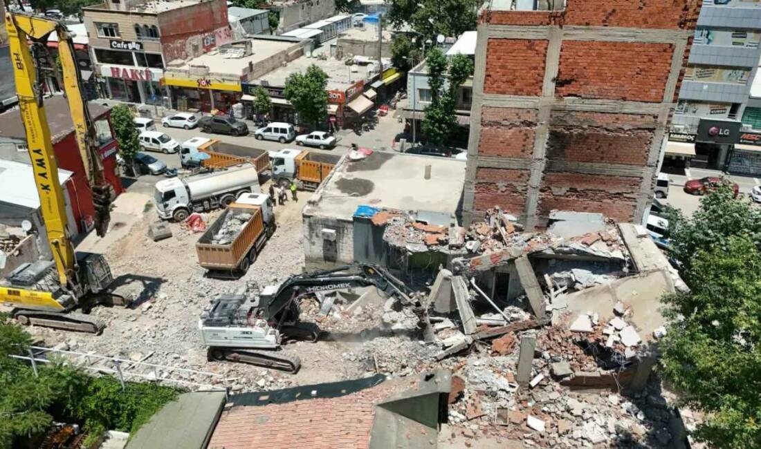 Adıyaman’da kontrollü yıkımı yapılan bir binadan kopan beton parçaları yan