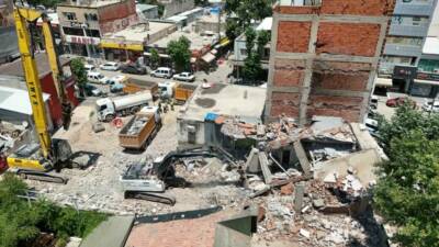 Adıyaman’da kontrollü yıkımı yapılan bir binadan kopan beton parçaları yan