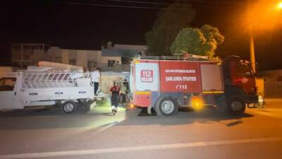 Şanlıurfa’nın Ceylanpınar ilçesinde gece saatlerinde bir evden yükselen alevler mahalleliyi