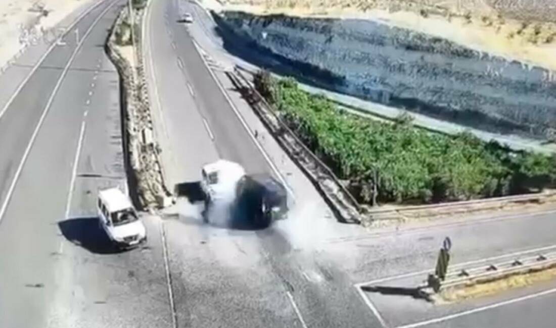 Şanlıurfa’nın Birecik ilçesinde 3 kişinin hayatını kaybettiği kazanın güvenlik kamerası
