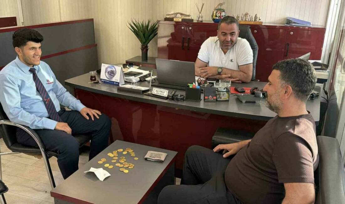 4 buçuk milyon TL değerindeki altın ve çeki sahibine ulaştırdı Adıyaman’da yolcu otobüsünde muavinlik yapan Kadir Ödemiş, araçta bulduğu 4