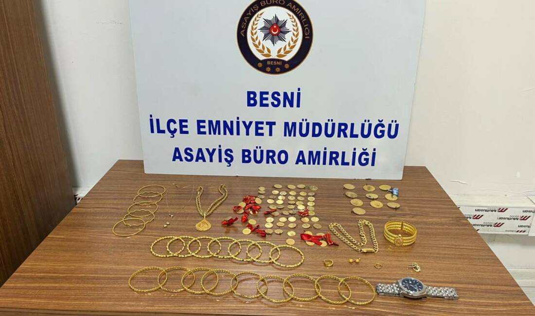 Besni’de Örnek Duyarlılık: Bulduğu 6,5 Milyon Liralık Altın Dolu Çantayı Sahibine Teslim Ettirdi Besni'de 65 yaşındaki bir kadın, apartman girişinde bulduğu ve içerisinde