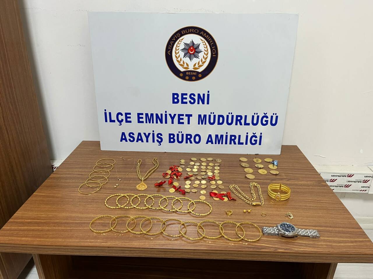 Besni'de 65 yaşındaki bir kadın, apartman girişinde bulduğu ve içerisinde