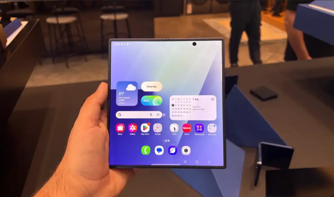 Katlanabilir telefon kullanıcılarının en büyük şikâyetlerinden biri olan ekran kat