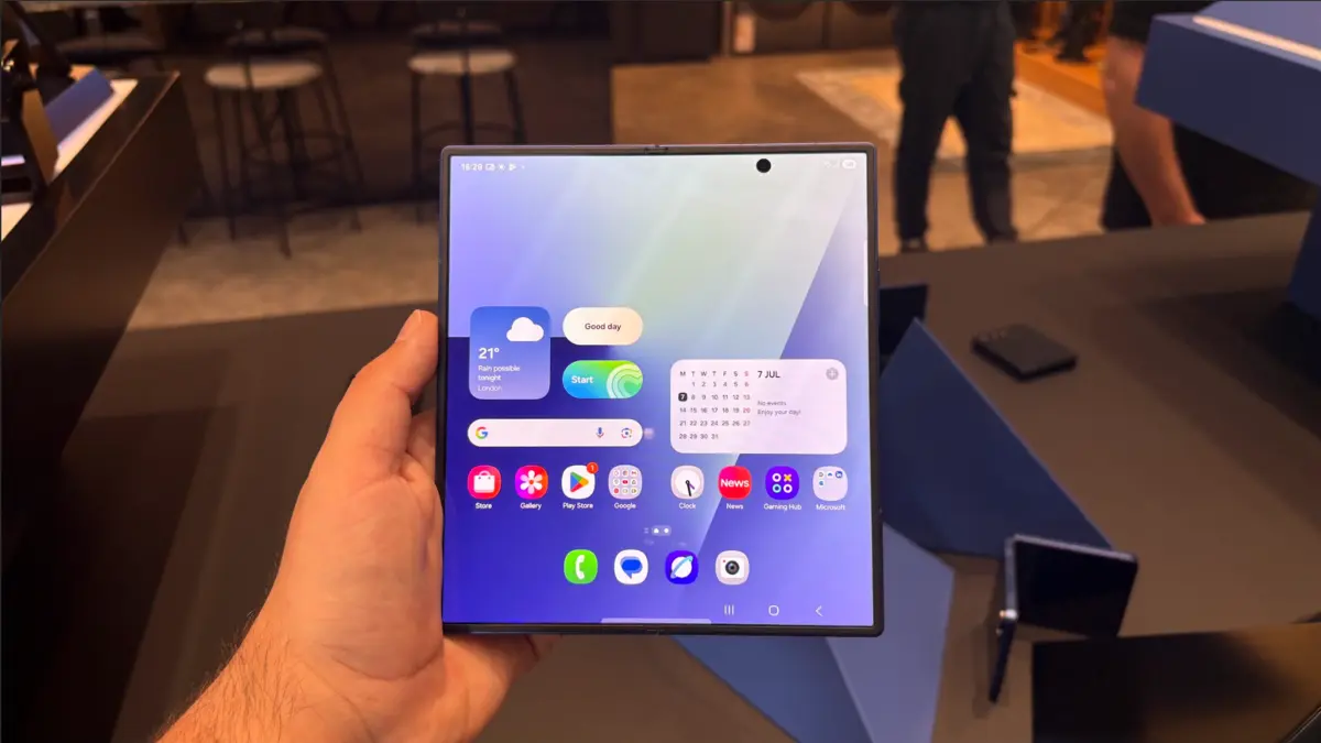 Katlanabilir telefon kullanıcılarının en büyük şikâyetlerinden biri olan ekran kat