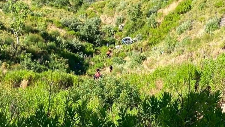 Antalya'nın Manavgat ilçesinde meydana gelen trafik kazasında otomobilin uçuruma yuvarlanması