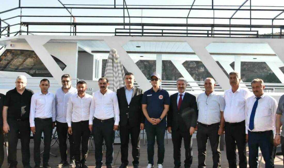 Besni Belediyesi'ne ait gezi teknesi, Kızılin İskelesi'ne ulaştı. İlçe turizmine