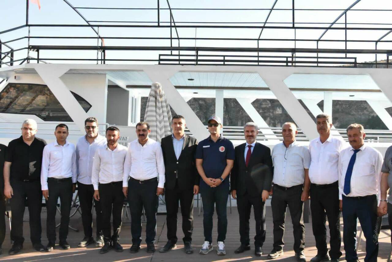 Besni Belediyesi'ne ait gezi teknesi, Kızılin İskelesi'ne ulaştı. İlçe turizmine