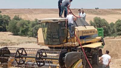 Besni'ye bağlı Dikilitaş Köyü'nde çıkan biçerdöver yangını, Besni Belediyesi İtfaiye