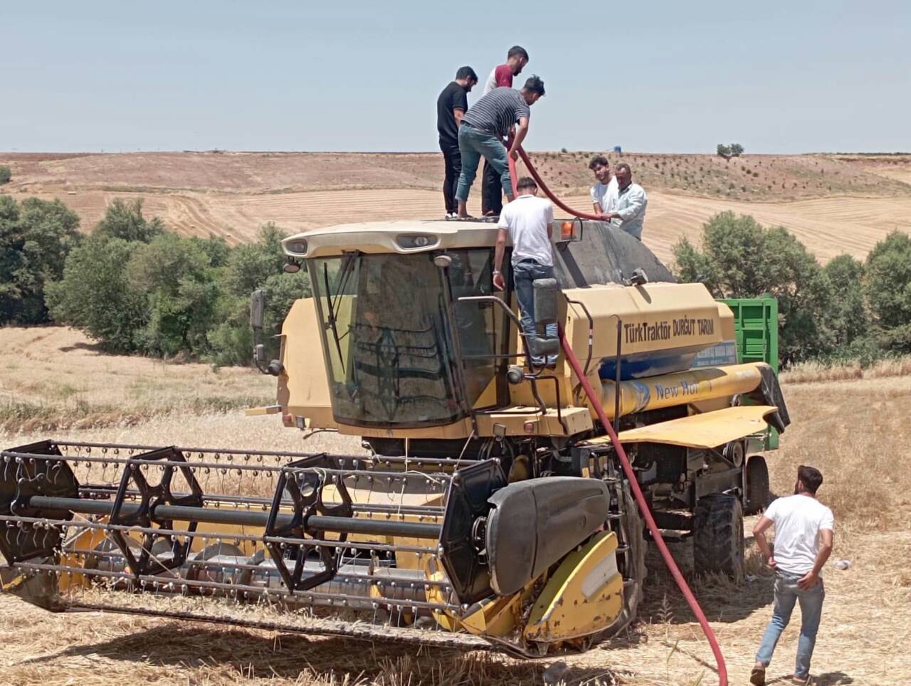 Besni'ye bağlı Dikilitaş Köyü'nde çıkan biçerdöver yangını, Besni Belediyesi İtfaiye