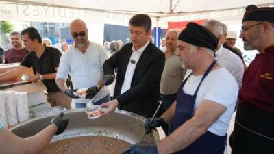 Adıyaman Belediyesi, Muharrem ayı dolayısıyla Kent Meydanı’nda geniş katılımlı aşure