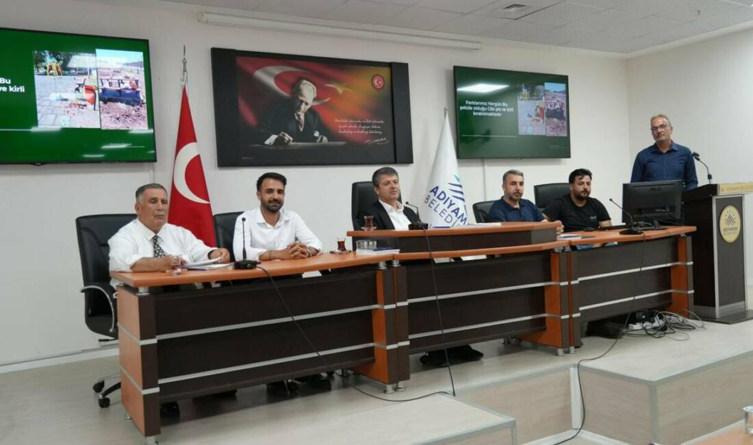 Başkan Tutdere: “Kiralık araç devrini kapattık” Adıyaman Belediye Başkanı Abdurrahman Tutdere, temizlik hizmetlerinde kiralık araç dönemini