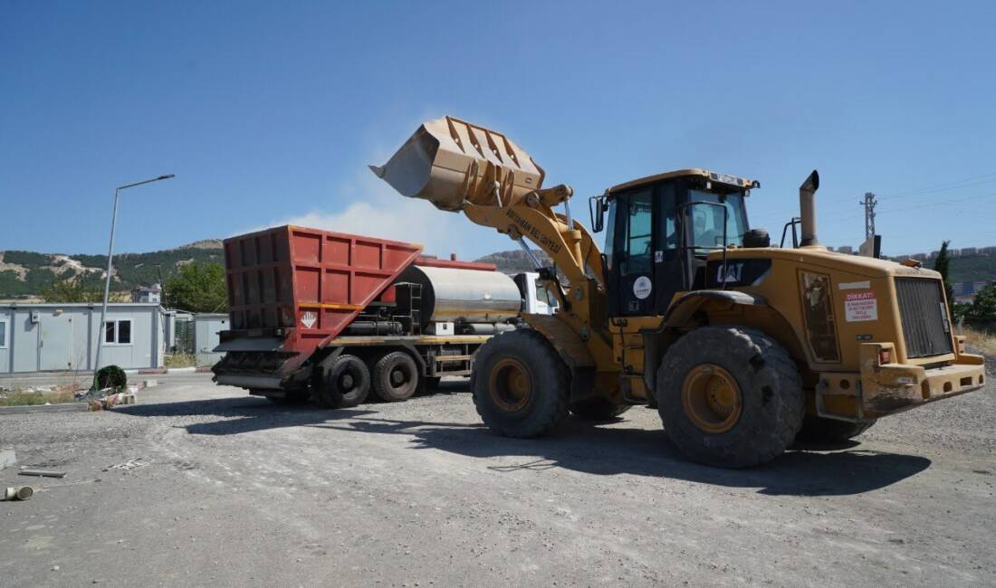 Adıyaman Belediyesi, Sinop Belediyesi’nin iş makinesi desteğiyle Esentepe Mahallesi’ndeki birçok