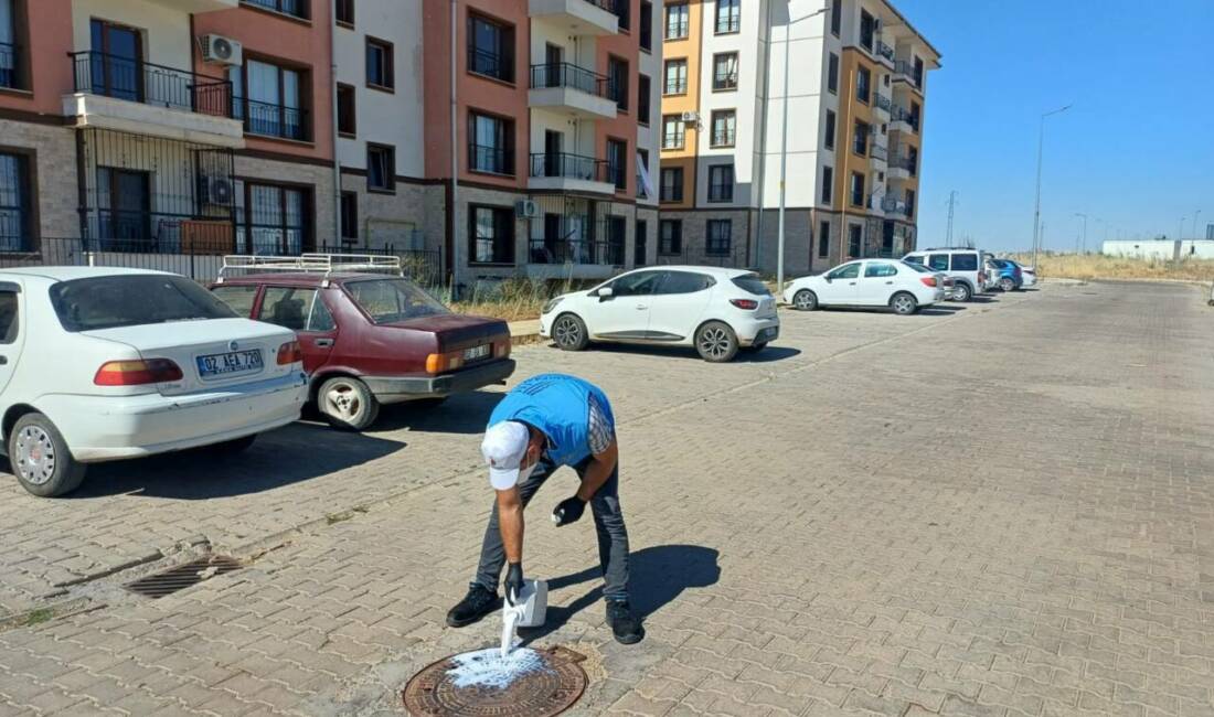 Adıyaman Belediyesi’nden TOKİ konutlarında koruyucu larva mücadelesi Yaz aylarında artan haşere riskine karşı önleyici çalışmalarını yoğunlaştıran Adıyaman