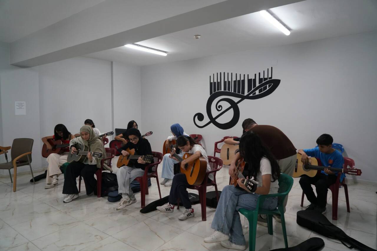 Adıyaman Belediyesi Konservatuvarı bünyesinde verilen eğitimlere katılan çocuklar ve gençler,