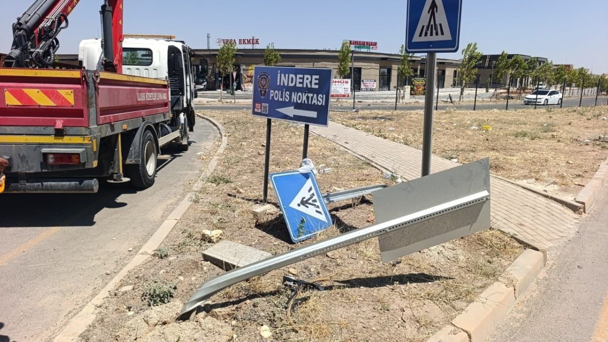 Adıyaman’da hasarlı trafik levhaları değiştiriliyor: Çalışmalar yeni yerleşim alanlarına uzandı